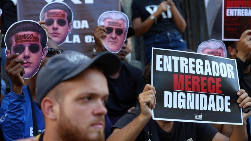 Para pekerja pengiriman barang melakukan protes menuntut perbaikan kondisi kerja dan menentang rancangan undang-undang yang mengatur pekerjaan berbasis aplikasi, yang menurut mereka akan merusak keamanan kerja dan menguntungkan perusahaan teknologi, di Sao Paulo, Brasil, 14 April 2026. (REUTERS/Amanda Perobelli)