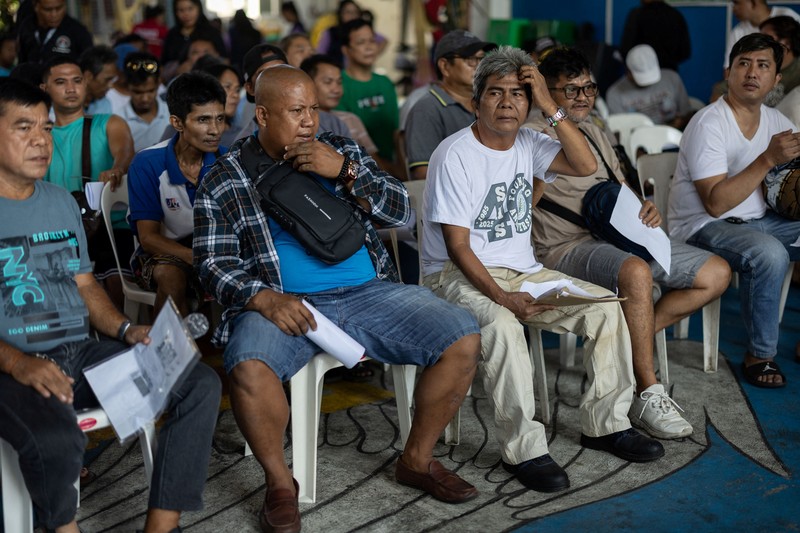 Para pengemudi jeepney mengantre untuk menerima bantuan tunai dari pemerintah di tengah kenaikan harga bahan bakar akibat gangguan yang disebabkan oleh perang Iran, di Manila, Filipina, 15 April 2026. (REUTERS/Eloisa Lopez)