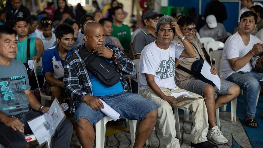 Para pengemudi jeepney mengantre untuk menerima bantuan tunai dari pemerintah di tengah kenaikan harga bahan bakar akibat gangguan yang disebabkan oleh perang Iran, di Manila, Filipina, 15 April 2026. (REUTERS/Eloisa Lopez)