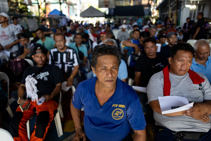 Para pengemudi jeepney mengantre untuk menerima bantuan tunai dari pemerintah di tengah kenaikan harga bahan bakar akibat gangguan yang disebabkan oleh perang Iran, di Manila, Filipina, 15 April 2026. (REUTERS/Eloisa Lopez)