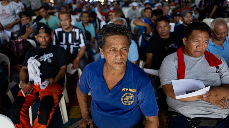 Para pengemudi jeepney mengantre untuk menerima bantuan tunai dari pemerintah di tengah kenaikan harga bahan bakar akibat gangguan yang disebabkan oleh perang Iran, di Manila, Filipina, 15 April 2026. (REUTERS/Eloisa Lopez)