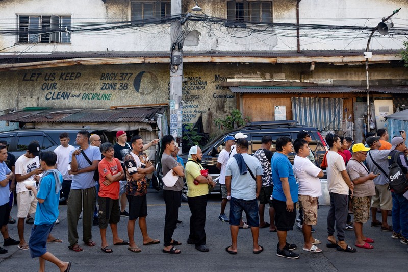 Para pengemudi jeepney mengantre untuk menerima bantuan tunai dari pemerintah di tengah kenaikan harga bahan bakar akibat gangguan yang disebabkan oleh perang Iran, di Manila, Filipina, 15 April 2026. (REUTERS/Eloisa Lopez)