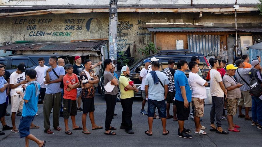 Para pengemudi jeepney mengantre untuk menerima bantuan tunai dari pemerintah di tengah kenaikan harga bahan bakar akibat gangguan yang disebabkan oleh perang Iran, di Manila, Filipina, 15 April 2026. (REUTERS/Eloisa Lopez)