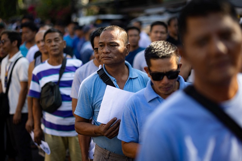 Para pengemudi jeepney mengantre untuk menerima bantuan tunai dari pemerintah di tengah kenaikan harga bahan bakar akibat gangguan yang disebabkan oleh perang Iran, di Manila, Filipina, 15 April 2026. (REUTERS/Eloisa Lopez)