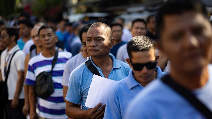 Para pengemudi jeepney mengantre untuk menerima bantuan tunai dari pemerintah di tengah kenaikan harga bahan bakar akibat gangguan yang disebabkan oleh perang Iran, di Manila, Filipina, 15 April 2026. (REUTERS/Eloisa Lopez)