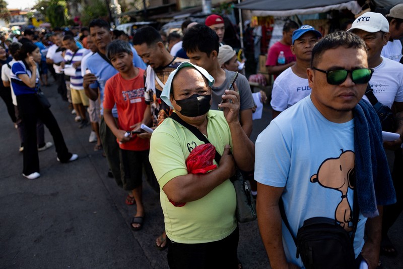 Para pengemudi jeepney mengantre untuk menerima bantuan tunai dari pemerintah di tengah kenaikan harga bahan bakar akibat gangguan yang disebabkan oleh perang Iran, di Manila, Filipina, 15 April 2026. (REUTERS/Eloisa Lopez)