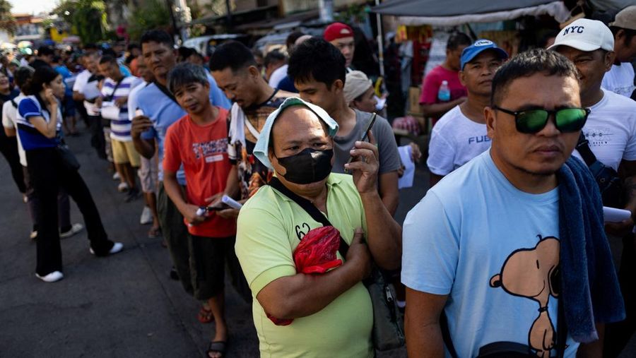 Para pengemudi jeepney mengantre untuk menerima bantuan tunai dari pemerintah di tengah kenaikan harga bahan bakar akibat gangguan yang disebabkan oleh perang Iran, di Manila, Filipina, 15 April 2026. (REUTERS/Eloisa Lopez)