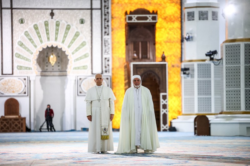 Paus Leo XIV dan Rektor Masjid Agung Aljir Mohammed Al-Mamoun Al-Qasimi Al-Hassani saat berkunjung ke Masjid Agung Aljir (Djamaa El Djazair), di Mohamadia, Aljir, Aljazair, 13 April 2026. (REUTERS/Guglielmo Mangiapane)