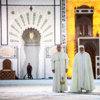 Momen Syahdu Paus Leo Kunjungi Masjid Bertemu Imam Muslim Besar
