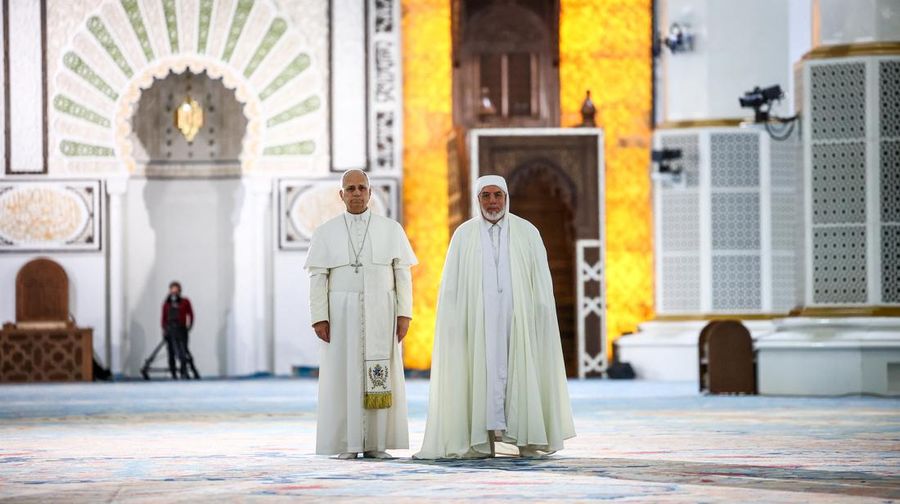 Paus Leo XIV dan Rektor Masjid Agung Aljir Mohammed Al-Mamoun Al-Qasimi Al-Hassani saat berkunjung ke Masjid Agung Aljir (Djamaa El Djazair), di Mohamadia, Aljir, Aljazair, 13 April 2026. (REUTERS/Guglielmo Mangiapane)