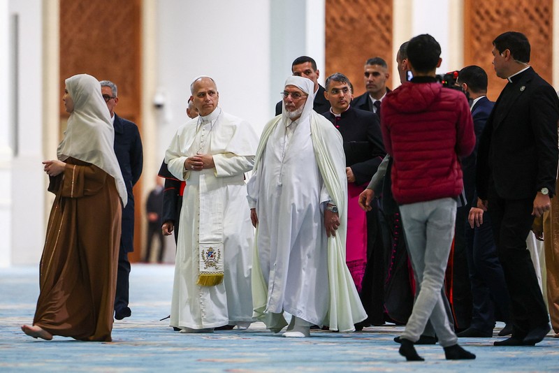Paus Leo XIV dan Rektor Masjid Agung Aljir Mohammed Al-Mamoun Al-Qasimi Al-Hassani saat berkunjung ke Masjid Agung Aljir (Djamaa El Djazair), di Mohamadia, Aljir, Aljazair, 13 April 2026. (REUTERS/Guglielmo Mangiapane)