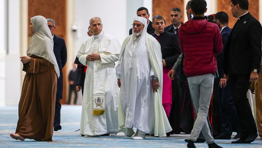 Paus Leo XIV dan Rektor Masjid Agung Aljir Mohammed Al-Mamoun Al-Qasimi Al-Hassani saat berkunjung ke Masjid Agung Aljir (Djamaa El Djazair), di Mohamadia, Aljir, Aljazair, 13 April 2026. (REUTERS/Guglielmo Mangiapane)