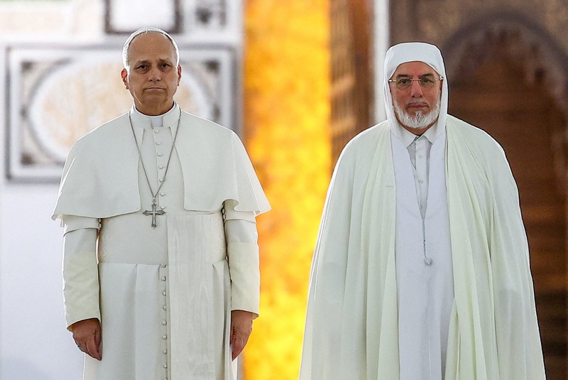 Paus Leo XIV dan Rektor Masjid Agung Aljir Mohammed Al-Mamoun Al-Qasimi Al-Hassani saat berkunjung ke Masjid Agung Aljir (Djamaa El Djazair), di Mohamadia, Aljir, Aljazair, 13 April 2026. (REUTERS/Guglielmo Mangiapane)