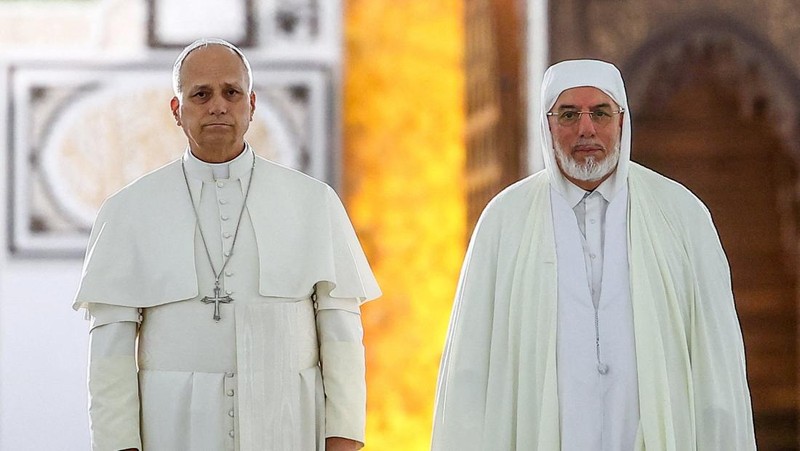 Paus Leo XIV dan Rektor Masjid Agung Aljir Mohammed Al-Mamoun Al-Qasimi Al-Hassani saat berkunjung ke Masjid Agung Aljir (Djamaa El Djazair), di Mohamadia, Aljir, Aljazair, 13 April 2026. (REUTERS/Guglielmo Mangiapane)