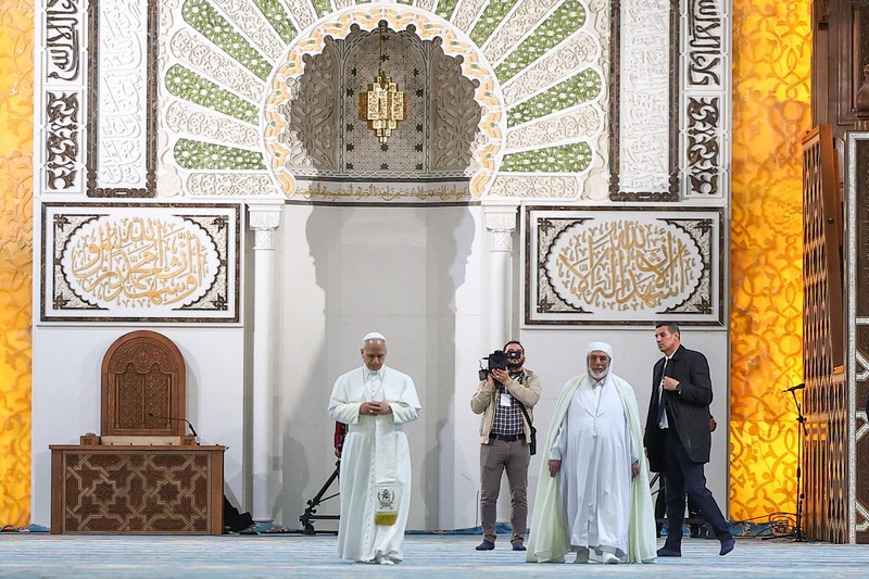 Paus Leo XIV dan Rektor Masjid Agung Aljir Mohammed Al-Mamoun Al-Qasimi Al-Hassani saat berkunjung ke Masjid Agung Aljir (Djamaa El Djazair), di Mohamadia, Aljir, Aljazair, 13 April 2026. (REUTERS/Guglielmo Mangiapane)