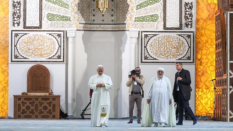 Paus Leo XIV dan Rektor Masjid Agung Aljir Mohammed Al-Mamoun Al-Qasimi Al-Hassani saat berkunjung ke Masjid Agung Aljir (Djamaa El Djazair), di Mohamadia, Aljir, Aljazair, 13 April 2026. (REUTERS/Guglielmo Mangiapane)