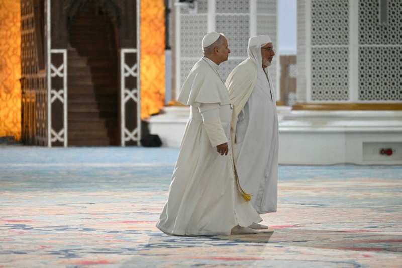 Paus Leo XIV dan Rektor Masjid Agung Aljir Mohammed Al-Mamoun Al-Qasimi Al-Hassani saat berkunjung ke Masjid Agung Aljir (Djamaa El Djazair), di Mohamadia, Aljir, Aljazair, 13 April 2026. (REUTERS/Guglielmo Mangiapane)