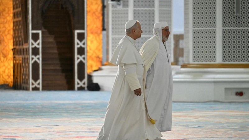 Paus Leo XIV dan Rektor Masjid Agung Aljir Mohammed Al-Mamoun Al-Qasimi Al-Hassani saat berkunjung ke Masjid Agung Aljir (Djamaa El Djazair), di Mohamadia, Aljir, Aljazair, 13 April 2026. (REUTERS/Guglielmo Mangiapane)