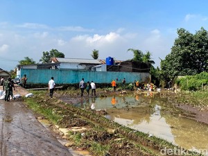 Tanggul Sementara Dipasang di Sungai Cisunggalah Majalaya yang Jebol