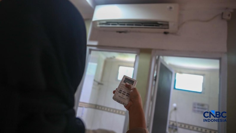 Petugas merapikan tempat tidur pada kamar calon jemaah haji di Asrama Haji Pondok Gede, Jakarta, Rabu (15/4/2026). (CNBC Indonesia/Faisal Rahman)