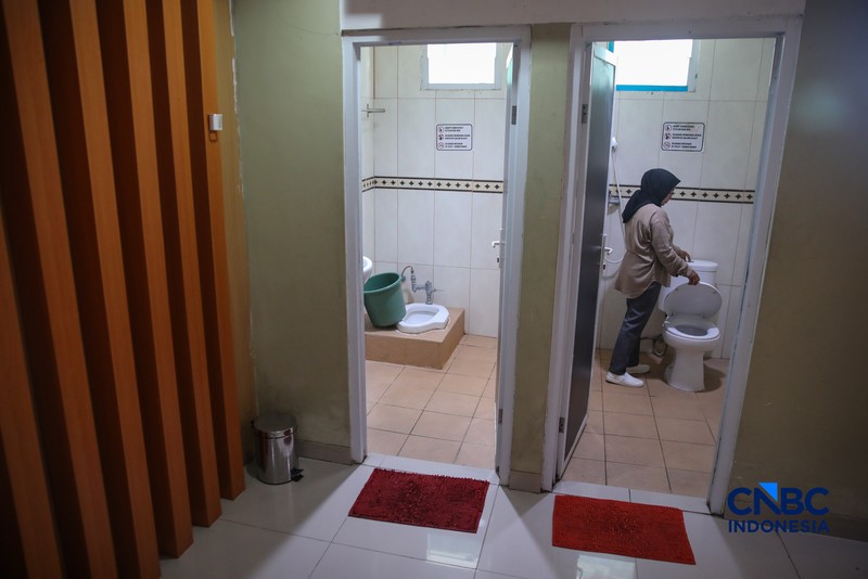 Petugas merapikan tempat tidur pada kamar calon jemaah haji di Asrama Haji Pondok Gede, Jakarta, Rabu (15/4/2026). (CNBC Indonesia/Faisal Rahman)