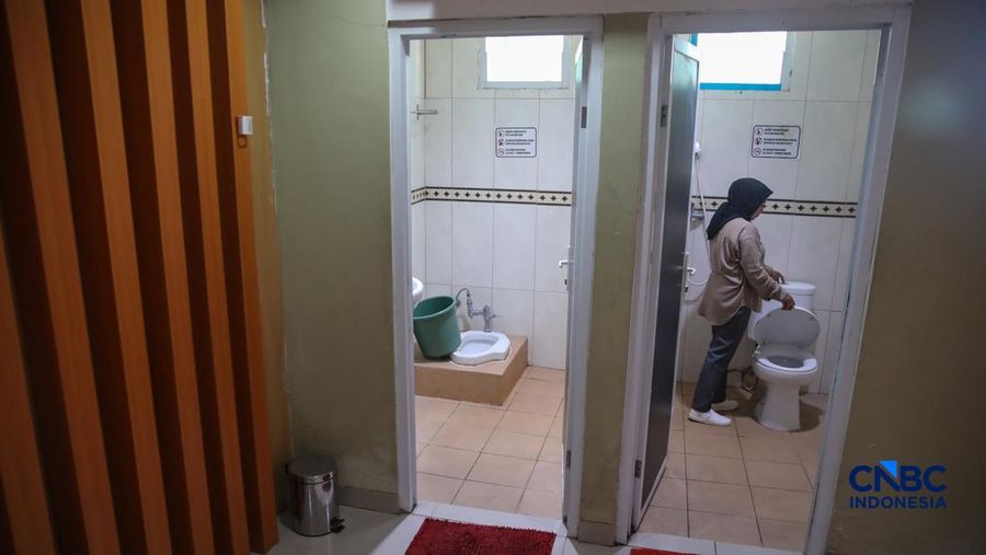 Petugas merapikan tempat tidur pada kamar calon jemaah haji di Asrama Haji Pondok Gede, Jakarta, Rabu (15/4/2026). (CNBC Indonesia/Faisal Rahman)