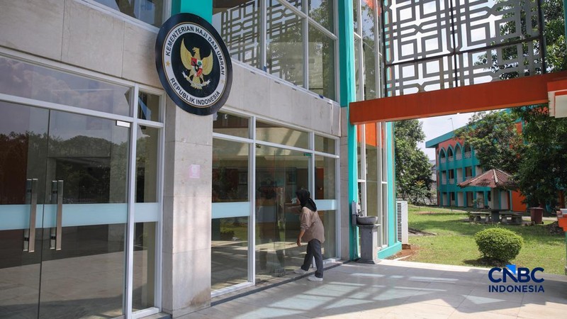 Petugas merapikan tempat tidur pada kamar calon jemaah haji di Asrama Haji Pondok Gede, Jakarta, Rabu (15/4/2026). (CNBC Indonesia/Faisal Rahman)