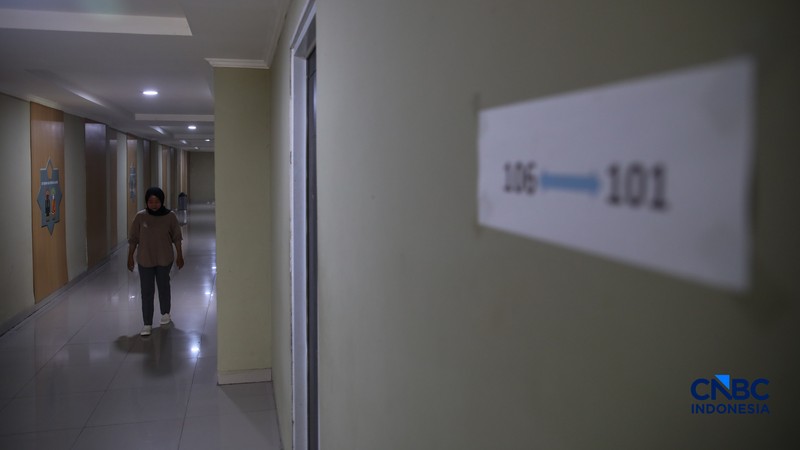 Petugas merapikan tempat tidur pada kamar calon jemaah haji di Asrama Haji Pondok Gede, Jakarta, Rabu (15/4/2026). (CNBC Indonesia/Faisal Rahman)