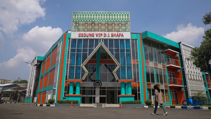 Petugas merapikan tempat tidur pada kamar calon jemaah haji di Asrama Haji Pondok Gede, Jakarta, Rabu (15/4/2026). (CNBC Indonesia/Faisal Rahman)