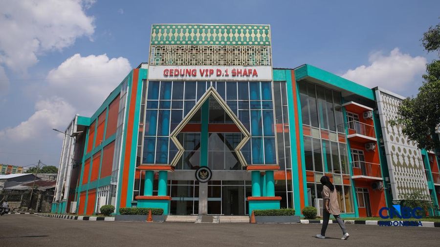Petugas merapikan tempat tidur pada kamar calon jemaah haji di Asrama Haji Pondok Gede, Jakarta, Rabu (15/4/2026). (CNBC Indonesia/Faisal Rahman)