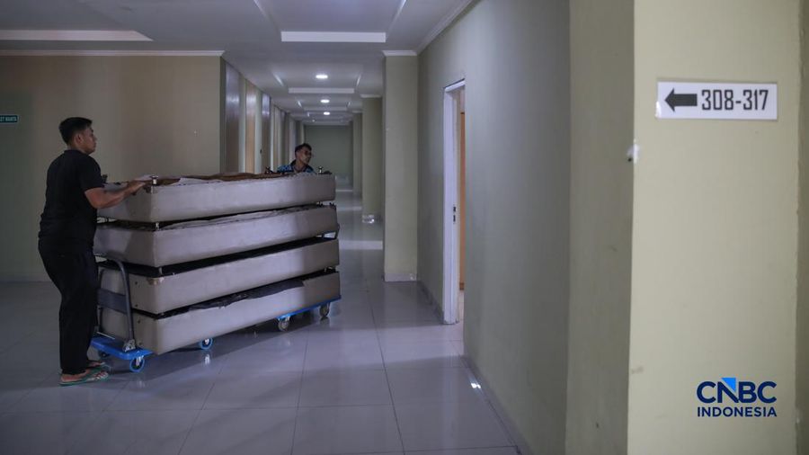 Petugas merapikan tempat tidur pada kamar calon jemaah haji di Asrama Haji Pondok Gede, Jakarta, Rabu (15/4/2026). (CNBC Indonesia/Faisal Rahman)