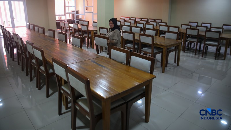 Petugas merapikan tempat tidur pada kamar calon jemaah haji di Asrama Haji Pondok Gede, Jakarta, Rabu (15/4/2026). (CNBC Indonesia/Faisal Rahman)