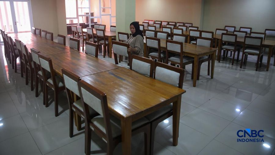 Petugas merapikan tempat tidur pada kamar calon jemaah haji di Asrama Haji Pondok Gede, Jakarta, Rabu (15/4/2026). (CNBC Indonesia/Faisal Rahman)