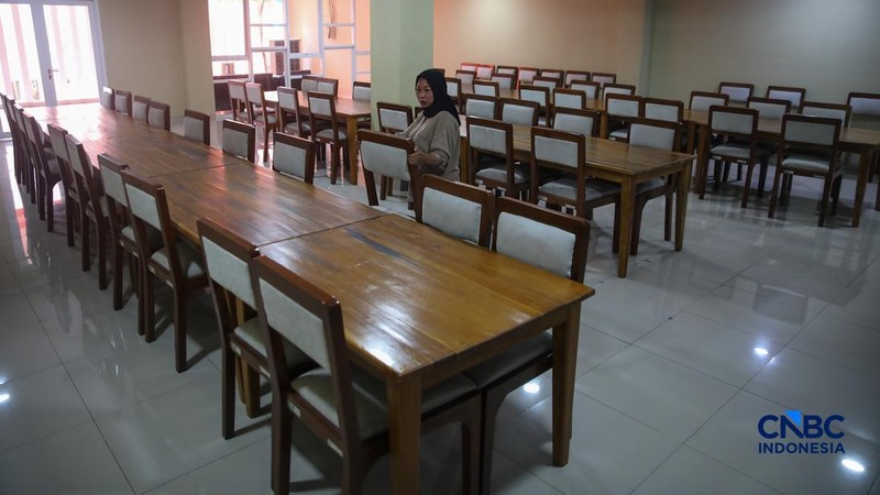 Petugas merapikan tempat tidur pada kamar calon jemaah haji di Asrama Haji Pondok Gede, Jakarta, Rabu (15/4/2026). (CNBC Indonesia/Faisal Rahman)