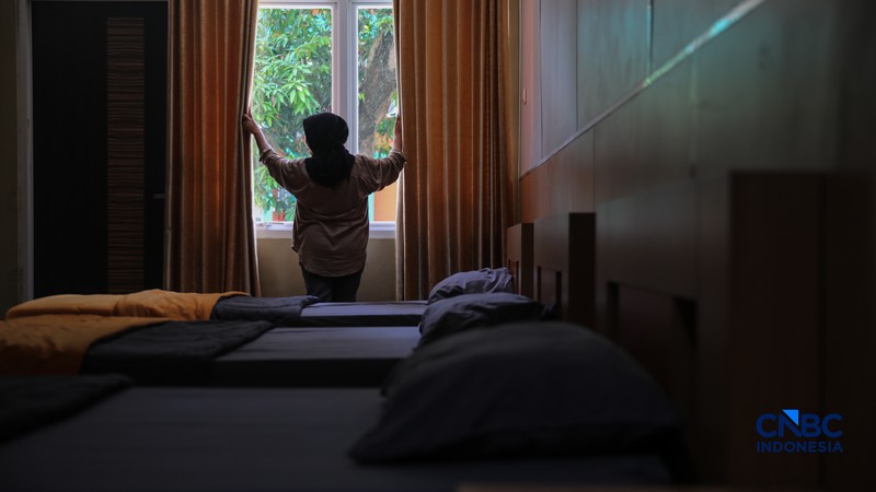 Petugas merapikan tempat tidur pada kamar calon jemaah haji di Asrama Haji Pondok Gede, Jakarta, Rabu (15/4/2026). (CNBC Indonesia/Faisal Rahman)