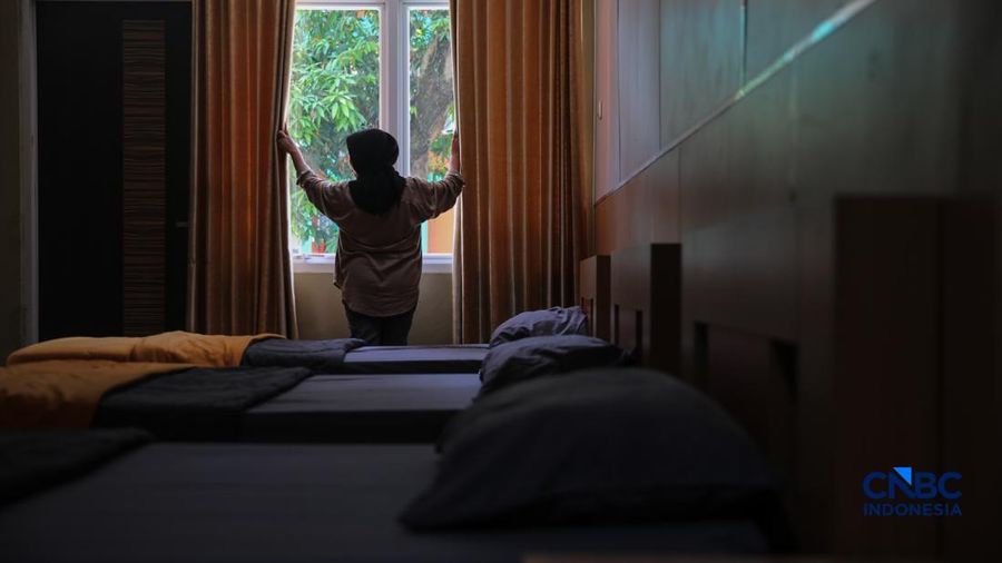 Petugas merapikan tempat tidur pada kamar calon jemaah haji di Asrama Haji Pondok Gede, Jakarta, Rabu (15/4/2026). (CNBC Indonesia/Faisal Rahman)