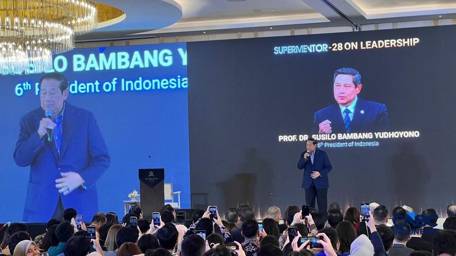 Presiden ke-6 RI Susilo Bambang Yudhoyono (SBY) memberikan paparan dalam acara Supermentor 28 on Leadership di St Regis, Jakarta, Selasa (14/4/2026). (CNBC Indonesia/Emir Yanwardhana)