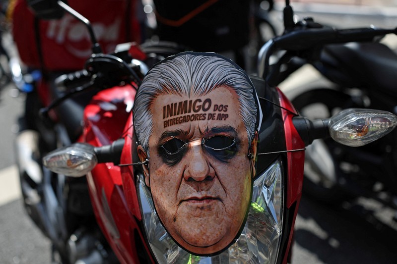 Para pekerja pengiriman barang melakukan protes menuntut perbaikan kondisi kerja dan menentang rancangan undang-undang yang mengatur pekerjaan berbasis aplikasi, yang menurut mereka akan merusak keamanan kerja dan menguntungkan perusahaan teknologi, di Sao Paulo, Brasil, 14 April 2026. (REUTERS/Amanda Perobelli)