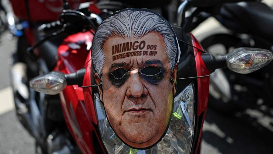 Para pekerja pengiriman barang melakukan protes menuntut perbaikan kondisi kerja dan menentang rancangan undang-undang yang mengatur pekerjaan berbasis aplikasi, yang menurut mereka akan merusak keamanan kerja dan menguntungkan perusahaan teknologi, di Sao Paulo, Brasil, 14 April 2026. (REUTERS/Amanda Perobelli)