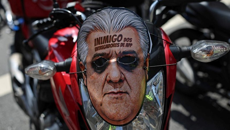 Para pekerja pengiriman barang melakukan protes menuntut perbaikan kondisi kerja dan menentang rancangan undang-undang yang mengatur pekerjaan berbasis aplikasi, yang menurut mereka akan merusak keamanan kerja dan menguntungkan perusahaan teknologi, di Sao Paulo, Brasil, 14 April 2026. (REUTERS/Amanda Perobelli)