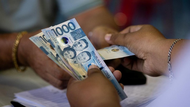 Para pengemudi jeepney mengantre untuk menerima bantuan tunai dari pemerintah di tengah kenaikan harga bahan bakar akibat gangguan yang disebabkan oleh perang Iran, di Manila, Filipina, 15 April 2026. (REUTERS/Eloisa Lopez)
