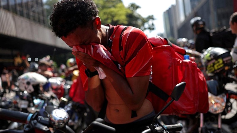 Para pekerja pengiriman barang melakukan protes menuntut perbaikan kondisi kerja dan menentang rancangan undang-undang yang mengatur pekerjaan berbasis aplikasi, yang menurut mereka akan merusak keamanan kerja dan menguntungkan perusahaan teknologi, di Sao Paulo, Brasil, 14 April 2026. (REUTERS/Amanda Perobelli)