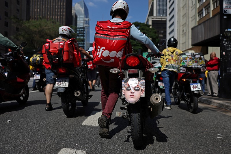 Para pekerja pengiriman barang melakukan protes menuntut perbaikan kondisi kerja dan menentang rancangan undang-undang yang mengatur pekerjaan berbasis aplikasi, yang menurut mereka akan merusak keamanan kerja dan menguntungkan perusahaan teknologi, di Sao Paulo, Brasil, 14 April 2026. (REUTERS/Amanda Perobelli)