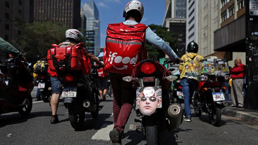 Para pekerja pengiriman barang melakukan protes menuntut perbaikan kondisi kerja dan menentang rancangan undang-undang yang mengatur pekerjaan berbasis aplikasi, yang menurut mereka akan merusak keamanan kerja dan menguntungkan perusahaan teknologi, di Sao Paulo, Brasil, 14 April 2026. (REUTERS/Amanda Perobelli)