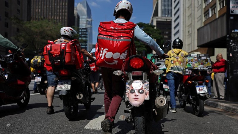 Para pekerja pengiriman barang melakukan protes menuntut perbaikan kondisi kerja dan menentang rancangan undang-undang yang mengatur pekerjaan berbasis aplikasi, yang menurut mereka akan merusak keamanan kerja dan menguntungkan perusahaan teknologi, di Sao Paulo, Brasil, 14 April 2026. (REUTERS/Amanda Perobelli)