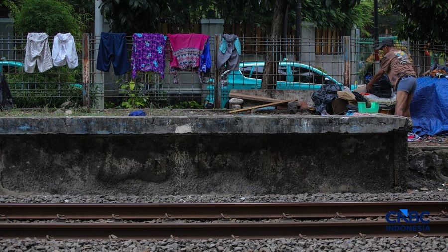 Tak Beroperasi Sejak 2007, Potret Bangunan Stasiun Mampang Terbengkalai. (CNBC Indonesia/Faisal Rahman)