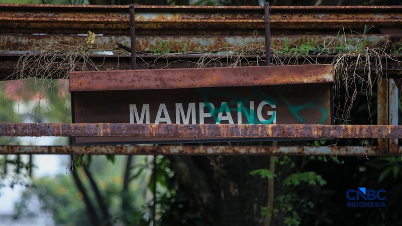 Tak Beroperasi Sejak 2007, Potret Bangunan Stasiun Mampang Terbengkalai. (CNBC Indonesia/Faisal Rahman)