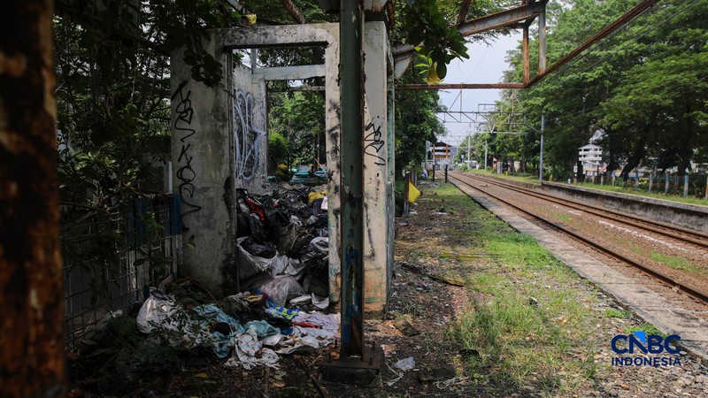 Tak Beroperasi Sejak 2007, Potret Bangunan Stasiun Mampang Terbengkalai. (CNBC Indonesia/Faisal Rahman)