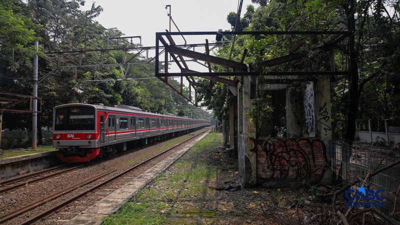 Tak Beroperasi Sejak 2007, Potret Bangunan Stasiun Mampang Terbengkalai. (CNBC Indonesia/Faisal Rahman)