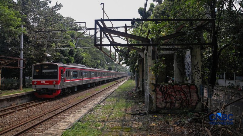 Tak Beroperasi Sejak 2007, Potret Bangunan Stasiun Mampang Terbengkalai. (CNBC Indonesia/Faisal Rahman)